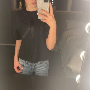 Calvin Klein t-shirt  - Säljer denna snygga Calvin klein t-shirten pga den inte kommer till användning, Den är använd ett fåtal gånger men en liten bit text har gått upp vid det stora ”K” men det går garanterat att fixa💗Köpare står för frakt, Pris kan diskuteras🫶🏽🫶🏽