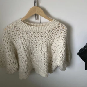 Stickad zara topp - (Lånade bilder) säljer denna skit snygga zara tröja❤️ den är i storlek M men sitter som en xs-s