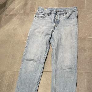 Ljusa jeans 501 I mycket bra skick, sköna, endast tvättade få gånger. Säljer då de är för små. Storlek 25/32