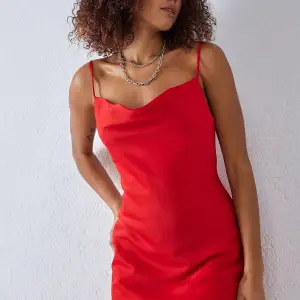 Hej! säljer den här röda klänningen köpt från Urban outfitters 2022. Använde den endast engång. Pris kan diskuteras :)