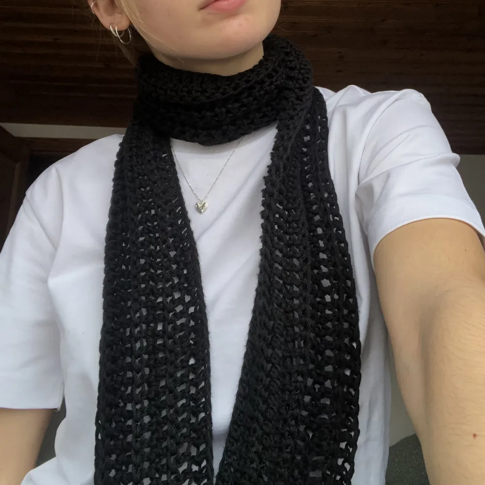 Smal scarf/halsduk, virkad i 100% bomull🖤 förslag på fler färger tas gärna emot! . Accessoarer.