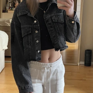 Jeansjacka  - Jäffefin jeansjacka som aldrig har kommit till användning tyvärr, perfekt nu till våren och sommaren. Den passar nog XS/S/M beroende på hur man vill att den sitter. Pris går att diskutera vid snabb affär.
