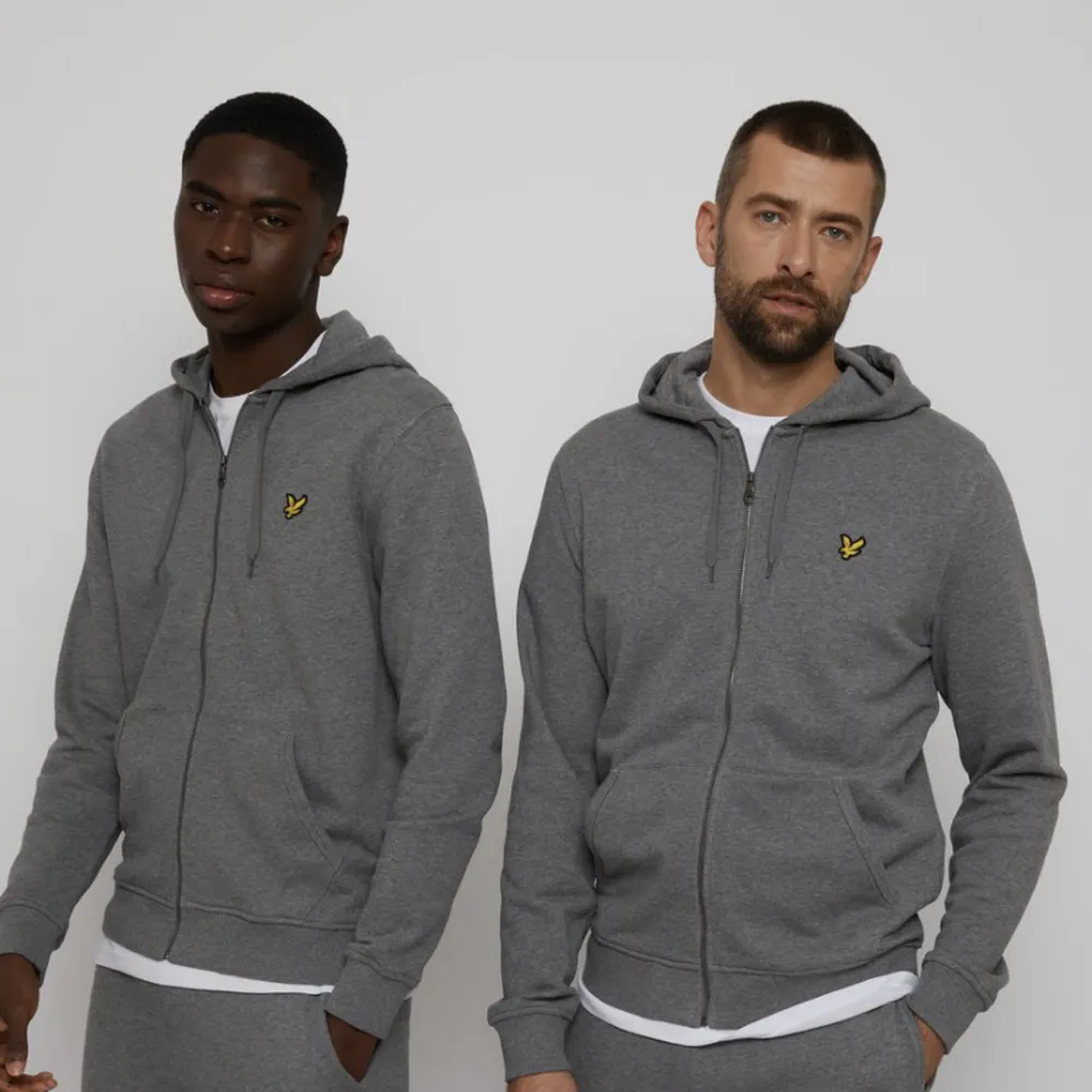 Säljer min Lyle Scott zip hoodie då den knappt kommer till användning längre. Nypris 900kr. Skick 9/10, väldigt sparsamt använd.. Hoodies.