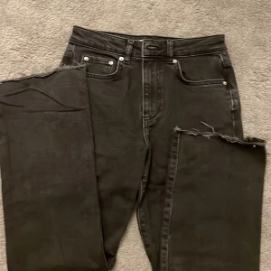 Gina Jeans svarta 🖤 - Superfina!!🌸 Jeans från ginatricot i storlek 36. I en kortare modell med avklippta ben. Bra skick men är lite korta på mig tyvärr. 
