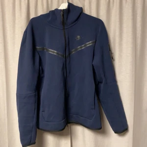 Nike tech - Hej! Säljer nu min Nike tech då den blivit för liten för mig, köpt för 1300 ungefär och säljer för 400kr!!