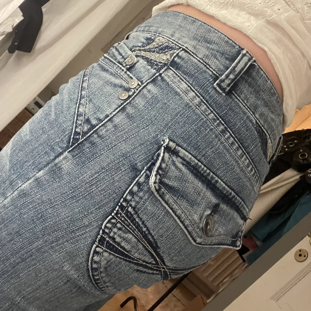 Jättesnygga lowwasited straight jeans med unika detaljer. Midjemått 72cm och innerbenslängd 84cm. Köpta på plick men var för små för mig.. Jeans & Byxor.