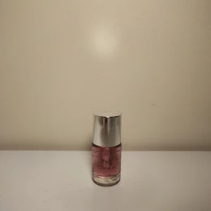 Nagelbands olja  - Säljer denna super bra nagelbands olja! Super bra till att återfukta nagelbanden och nagel området. Gör dina naglar super mjuka! Använd 1 gåbg men all produkt kvar. 