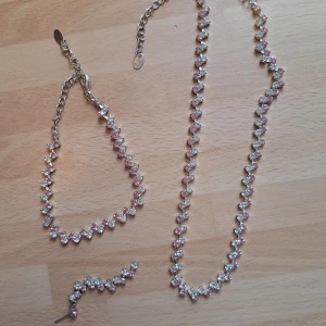 Fint Bling-Bling -Set🌹 - Hej alla glada ☺️ Här har jag ett jättefint set med Halsband-Armband-1 örhänge(ska finna d andra😌)🌹 Material?,silver verkar d vara,ej helt 100) mätning visar silver 🌹 Pris 25 kr plus frakt 16 kr 🌹 Kontakta mig innan köp 🌹 Anki 🌹