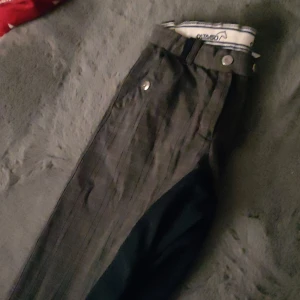 Ridkläder - Ridbyxor använts 2 gånger under korta stunder. Köptes för 1 600 kr.