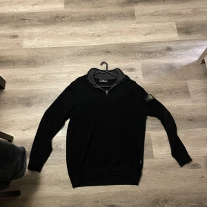Stone island half zip - Nypris 2999(köpte av en vän) Storlek XXL (sitter som L/XL), är 188 och sitter bra på mig 8/10