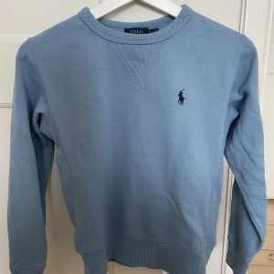 Ralph Lauren collegetröja - Ralph Lauren collegetröja, använd en gång. Den är i superbra skick (pris kan diskuteras) 💓