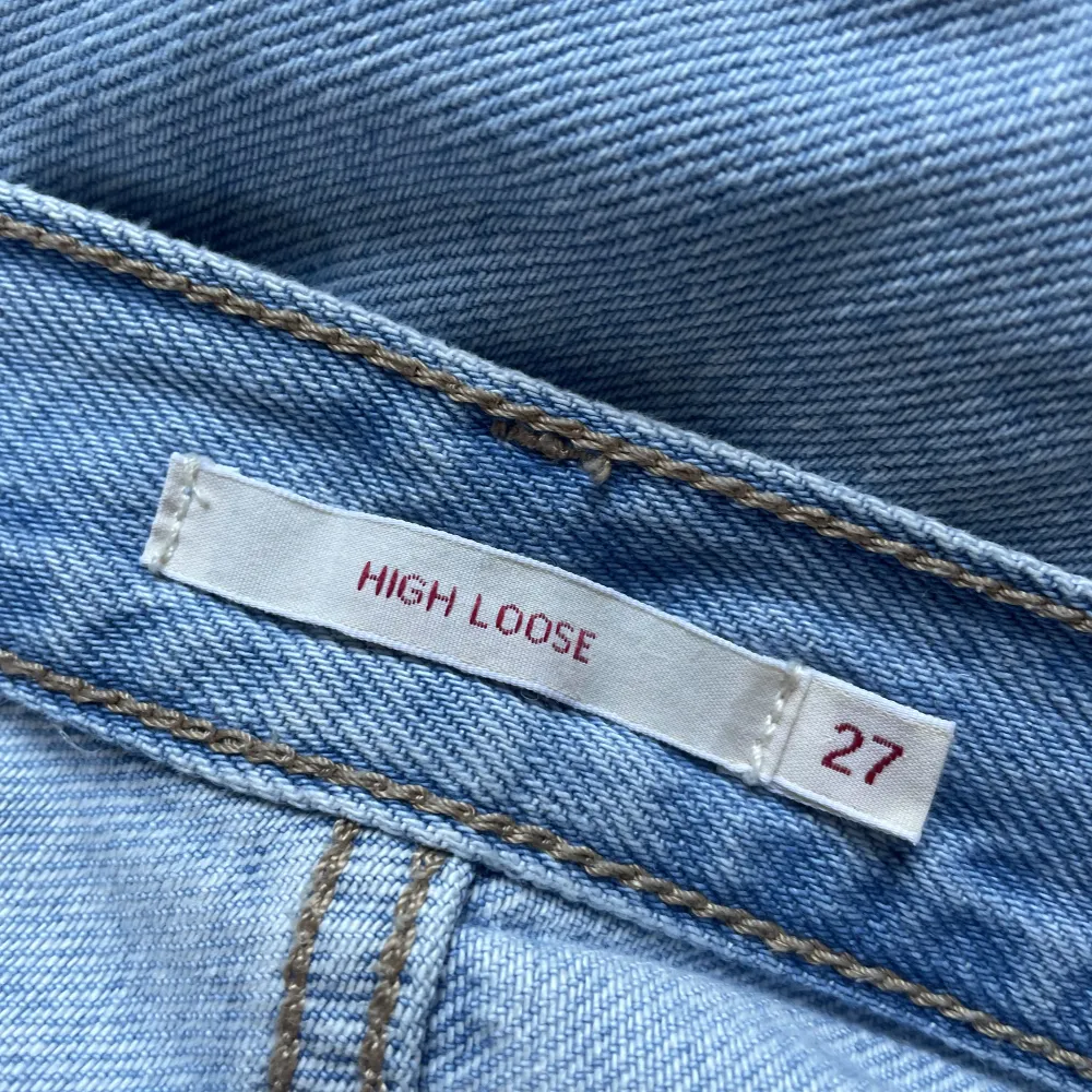Säljer mina Levis High Loose för att de tyvärr var för stora för mig. Endast provade. Storlek: 27/31. Jeans & Byxor.