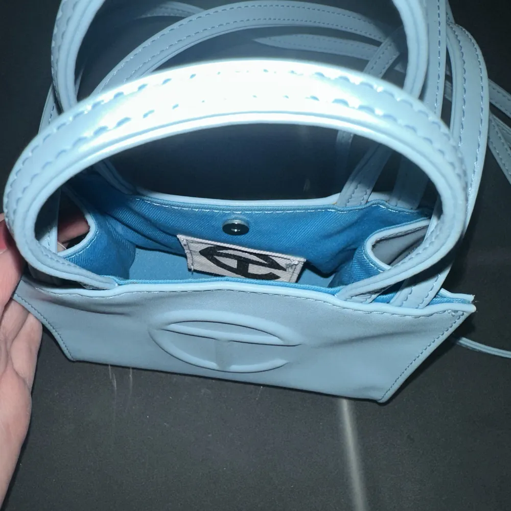 Telfar bag strl S i färgen ”pool blue” helt slutsåld just nu. Har använts varsamt ett fåtal ggr och är därför fortfarande i nyskick. Nypris är $150 från Telfars hemsida plus frakt. Väskor.