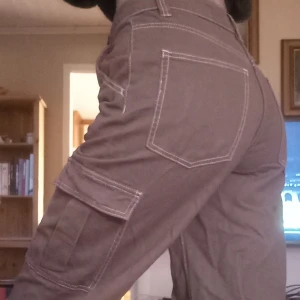 Bruna cargobyxor - Ett par bruna cargobyxor ifrån H&M. Finns ej på hemsidan längre men tror att nypris var runt 300kr. Oerhört sköna och bekväma. Säljer p.ga att det inte längre är min stil men annars är de i toppen skick. Använda ett fåtal ggr. Kan diskutera pris💗💗