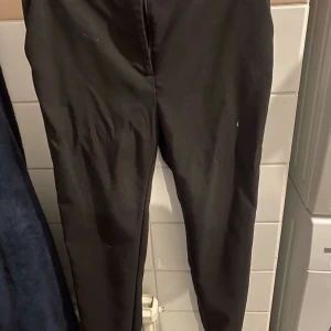 Kostymbyxor  - Kostymbyxor från na-kd  Knappt använda Storlek 36
