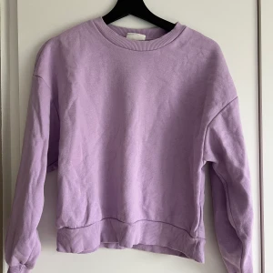 Sweatshirt från Gina tricot  - En knappt använd tjocktröja i en härlig lila färg från Gina tricot i storlek XS. 
