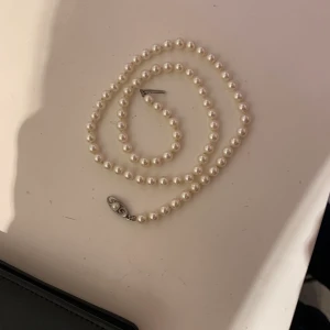 Vintage pärlhalsband  - Syntetiska pärlor.  Vintage. Ligger på runt 1-1,6k på eBay 