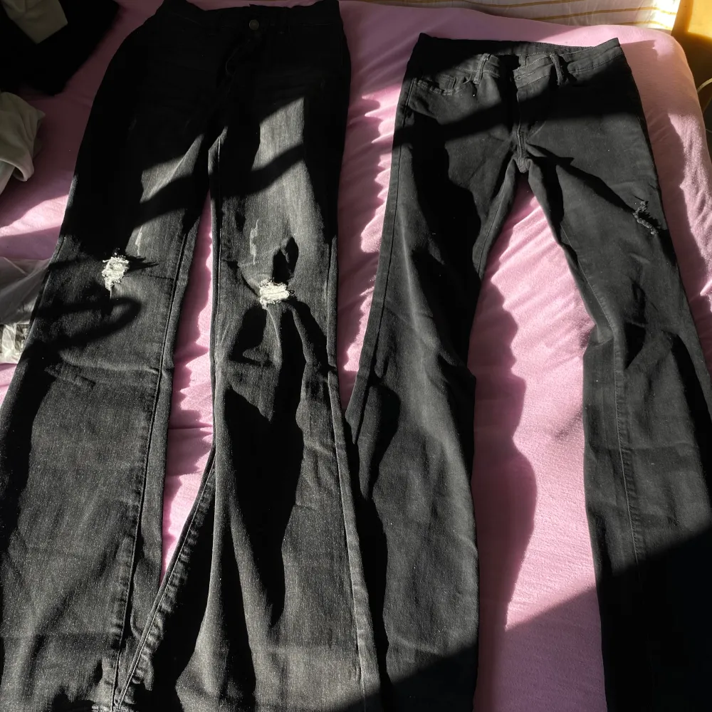 Svart långa byxor i svårt och mörkgrå. Ena är 29/Medium Andra är Medium. De är i ny skick 150kr för 1. 200 för båda. Jeans & Byxor.