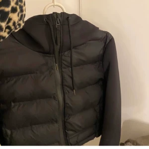 Zara jacka - Säljer denna super snygga jackan från zara, storlek m/s knappt använd <3