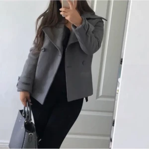 Grå kort kappa storlek M/S - En jättefin och varm kappa som passar perfekt nu till höst/vinter. Storleken är M men passar en S. Skriv vid frågor. Bildern är lånade❤️