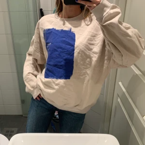 Sweatshirt - Svincool sweatshirt från urban outfitters, strl L, snyggt oversized på mig som brukar ha S! Unisex 