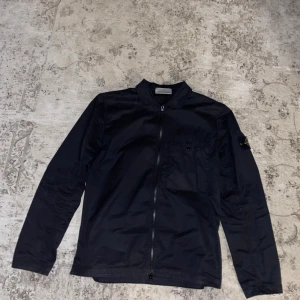 Stone island overshirt  - Tja, säljer nu min Stone island overshirt! Mycket fint skick knappt använd. Kvitto och tags finns. Köpt i våras för 3600  Pris inte hugget i sten 