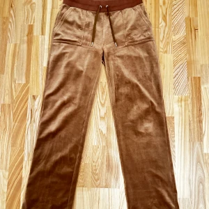 Juicy Couture byxor  - Säljer mina bruna Juicy Couture byxor i skorlek M. Dem är sparsamt använda. 