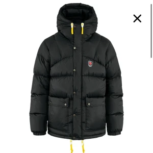 fjällräven jacka - säljer min fjällräven jacka som köptes förra vintern, den är i bra skick och nästan som ny. skriv gärna för fler bilder 💕 pris går att diskutera 