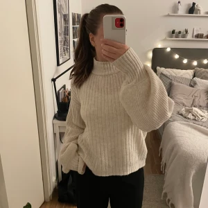 Stickad tröja - Stickad tröja från NA-KD, säljer då den inte kommer till användning längre. Storlek L, men passar S/M. Köparen står för frakt (spårbar) Skriv vid intresse🫶🏼🤍