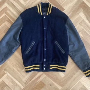 Vintage varsity jacka - Svart och gul Vintage varsity jacka. Fint skick. Storlek S true to size