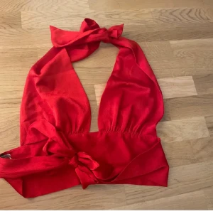 Fest topp - Jättefin röd fest topp i storlek 36! Den är nästan aldrig använd, orginalpris ( 300) 