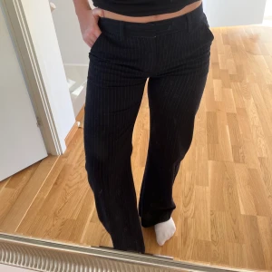 Kritstrecksrandiga kostymbyxor Zara - Garderobsrensning!!! Kommer mer!!! Säljer dessa kritstrecksrandiga kostymbyxor (filtat material) som är i superbra skick. Storlek: M (låga) Färg: Marinblå (mörk)  Köparen står för frakten!!! 