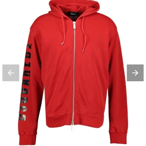 Dsquared2 hoodie - Min kille säljer sin dsquared2 hoodie i storlek M. Köpt för 2600 och är fortfarande i jätte bre skick då den knappt är använd. Pris 2000kr, pris kan diskuteras 