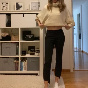Lågmidjade kostymbyxor zara - Säljer dessa populära lågmidjade kostymbyxorna från zara då jag måste rensa💗💗 endast använda en gång så som nya! Köpta för 400kr