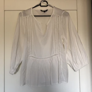 Blus  - En blus från Kappahl, storlek S. Endast använt fåtal gånger. Fraktkostnaden är inkluderat i priset. 