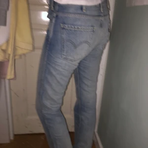 Levis jeans  - Så fina Levis jeans. Köpta begagnat men e för små för mig tyvärr. Skulle säga att jeansen e bootcut. 