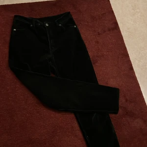 Monki manchester byxor - Säljer då de sitter för tajt på mig! Men knappt använda manchester byxor! Måste få bort då jag inte har plats <3 skriv vid intresse