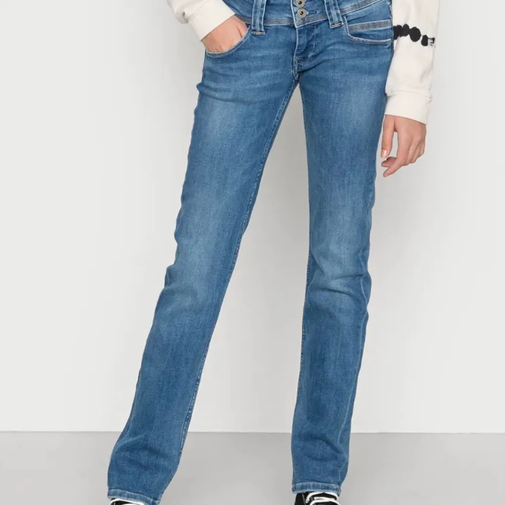 Populära Pepe jeans i jättebra skick💕 Nypris 1000 kr, säljer då jag har mänga andra jeans. Lånade bilder från förra ägaren  kom privat för egna bilder💕. Jeans & Byxor.