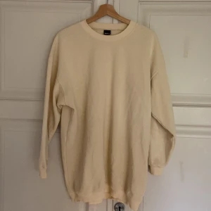 Tjocktröja  - Stor tröja i creme vit färg. Perfekt nu till hösten! Den är i strl L o blir oversize på mig som vanligtvis har M