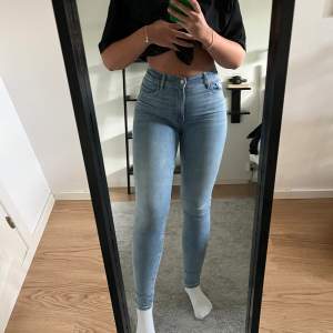 Levi’s jeans i modellen ”mile high super skinny”. Storlek W 26 L 32 och i väldigt gott skick. Byxorna är väldigt lång i bennen och passar bra på allt från 175 cm och uppåt. 