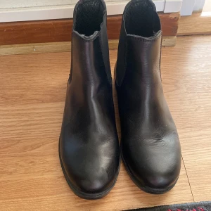 Svarta korta skinridskor - Har använt dessa minst 5 gånger det är i storlek 33 dem är högklackade, i bra skik 