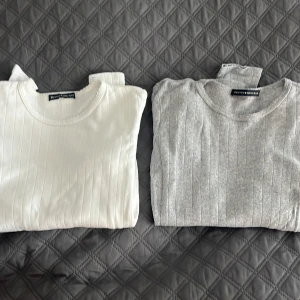 Brandy Melville tröjor - Säljer mina 2 brandy Melville tröjor med blommigt mönster tillsammans, storlek one size men passar xs/s förmodligen M också. Fint skick på båda💕(går att köpa försäg också⚠️)