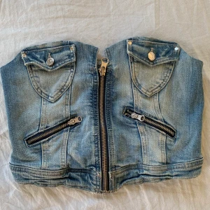 Jeans korsett - Jeans korsett/topp 🤍skriv prisförslag privat SÄLJER EN VIT JEANSKORSETT LÄNGST NER PÅ MIN SIDA