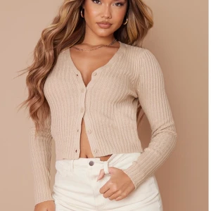 Oanvänd stickad beige tröja  - Säljer min oanvända fina stickade tröja, perfekt nu till hösten. 🍁🍂 Strl, 38.