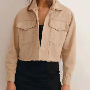 Jacka med nitar - Jeansjacka med nitar ifrån chiquelle, aldrig använd med lapp kvar. ✨