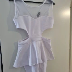 Nelly klänning - En klänning som endast är provad från nelly. Storlek largr men är liten så skulle säga m/l.