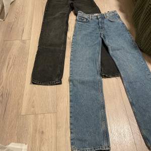 Säljer mina försmå zara jeans i modellen ”midwaist straight” i både blå och svart!💗 ‼️BLÅA ÄR SÅLDA‼️