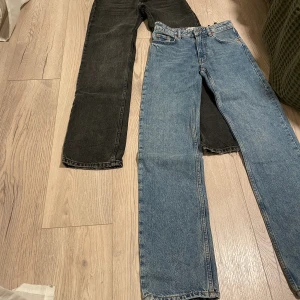 Zara mid waist straight - Säljer mina försmå zara jeans i modellen ”midwaist straight” i både blå och svart!💗 ‼️BLÅA ÄR SÅLDA‼️