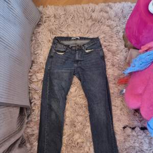 Snygga straight leg jeans som köptes för några år sedan. Knappt andvända. Passar smyggt och ser skitsnygg nu på hösten med t.ex. ett par boots etc.