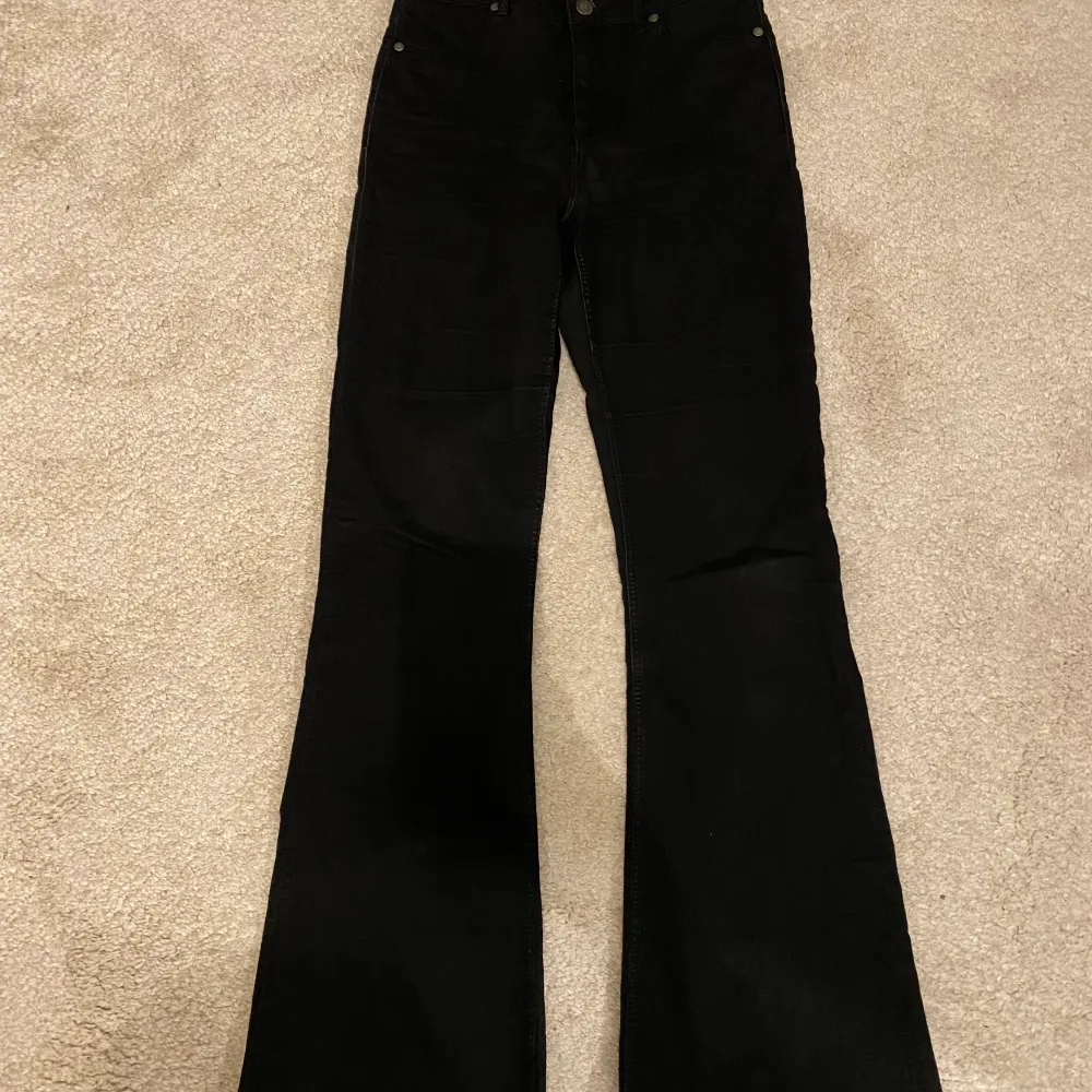 Svarta jeans från Cheap Monday köpa på A-Found. Modellen på jeansen är bootcut och passar perfekt till alla tillfällen. . Jeans & Byxor.